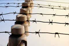 Οδοντωτός - καλώδιο με την ηλεκτρική ενέργεια ενάντια στον ουρανό στοκ φωτογραφία με δικαίωμα ελεύθερης χρήσης Οδοντωτός - καλώδιο με την ηλεκτρική ενέργεια ενάντια στον ουρανό στοκ φωτογραφία με δικαίωμα ελεύθερης χρήσης