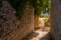 Οδός της παλαιάς πόλης με το φως ήλιων στην αψίδα πετρών στοκ φωτογραφίες Οδός της παλαιάς πόλης με το φως ήλιων στην αψίδα πετρών στοκ φωτογραφίες