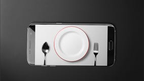 Οθόνη μαχαιροπήρουνων στο μαύρο smartphone στο μαύρο υπόβαθρο στοκ φωτογραφίες Οθόνη μαχαιροπήρουνων στο μαύρο smartphone στο μαύρο υπόβαθρο στοκ φωτογραφίες
