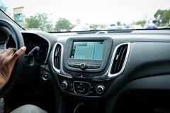 Οθόνη της Apple CarPlay στο σύγχρονο ταμπλό αυτοκινήτων που επιδεικνύει το Google Maps στοκ εικόνες Οθόνη της Apple CarPlay στο σύγχρονο ταμπλό αυτοκινήτων που επιδεικνύει το Google Maps στοκ εικόνες