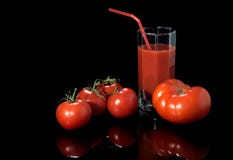 Οι Juicy κόκκινες ντομάτες είναι απομονωμένες σε ένα μαύρο υπόβαθρο στοκ εικόνα με δικαίωμα ελεύθερης χρήσης Οι Juicy κόκκινες ντομάτες είναι απομονωμένες σε ένα μαύρο υπόβαθρο στοκ εικόνα με δικαίωμα ελεύθερης χρήσης