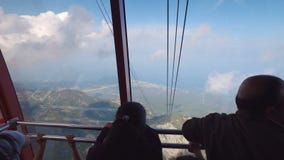 Οι άνθρωποι είναι εσωτερικό τελεφερίκ εξετάζουν τα σύννεφα και το πανόραμα της τουρκικής ακτής, πάνω από Tahtali απόθεμα βίντεο Οι άνθρωποι είναι εσωτερικό τελεφερίκ εξετάζουν τα σύννεφα και το πανόραμα της τουρκικής ακτής, πάνω από Tahtali απόθεμα βίντεο