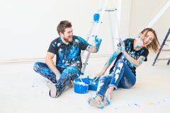 Οι άνθρωποι, η έννοια redecoration και σχέσης - νέο αστείο ζεύγος που κάνει την ανακαίνιση στο νέο διαμέρισμα και έχουν τη διασκέ στοκ φωτογραφία Οι άνθρωποι, η έννοια redecoration και σχέσης - νέο αστείο ζεύγος που κάνει την ανακαίνιση στο νέο διαμέρισμα και έχουν τη διασκέ στοκ φωτογραφία