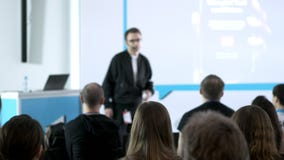 Οι άνθρωποι κοιτάζουν δεδομένου ότι ο ομιλητής λέει την ενδιαφέρουσα ομιλία στην επιχειρησιακή διάσκεψη απόθεμα βίντεο Οι άνθρωποι κοιτάζουν δεδομένου ότι ο ομιλητής λέει την ενδιαφέρουσα ομιλία στην επιχειρησιακή διάσκεψη απόθεμα βίντεο