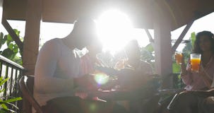 Οι άνθρωποι ομαδοποιούν την κατανάλωση του προγεύματος στο πεζούλι, φίλοι που επικοινωνούν ενώ έχοντας το γεύμα υπαίθρια το πρωί απόθεμα βίντεο Οι άνθρωποι ομαδοποιούν την κατανάλωση του προγεύματος στο πεζούλι, φίλοι που επικοινωνούν ενώ έχοντας το γεύμα υπαίθρια το πρωί απόθεμα βίντεο