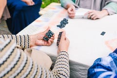 Οι άνθρωποι παίζουν τα ντόμινο Διάφοροι άνθρωποι έχουν τα ντόμινο παιχνιδιού διασκέδασης στην οδό Επιτραπέζιο παιχνίδι στοκ εικόνα Οι άνθρωποι παίζουν τα ντόμινο Διάφοροι άνθρωποι έχουν τα ντόμινο παιχνιδιού διασκέδασης στην οδό Επιτραπέζιο παιχνίδι στοκ εικόνα
