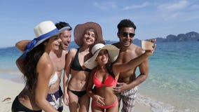 Οι άνθρωποι παίρνουν τη φωτογραφία Selfie στο έξυπνο τηλέφωνο κυττάρων στην παραλία, ευτυχής χαμογελώντας νέα ομάδα τουριστών στι απόθεμα βίντεο Οι άνθρωποι παίρνουν τη φωτογραφία Selfie στο έξυπνο τηλέφωνο κυττάρων στην παραλία, ευτυχής χαμογελώντας νέα ομάδα τουριστών στι απόθεμα βίντεο