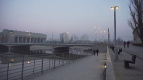 Οι άνθρωποι περπατούν σε μια misty όχθη ποταμού στην Πολωνία απόθεμα βίντεο Οι άνθρωποι περπατούν σε μια misty όχθη ποταμού στην Πολωνία απόθεμα βίντεο