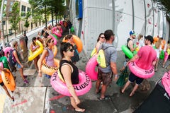Οι άνθρωποι φέρνουν Innertubes και περιμένουν στη γραμμή στο γεγονός Waterslide στοκ φωτογραφία Οι άνθρωποι φέρνουν Innertubes και περιμένουν στη γραμμή στο γεγονός Waterslide στοκ φωτογραφία