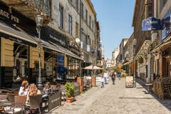 Οι άνθρωποι χαλαρώνουν στη στο κέντρο της πόλης πόλη του Βουκουρεστι'ου στοκ εικόνα Οι άνθρωποι χαλαρώνουν στη στο κέντρο της πόλης πόλη του Βουκουρεστι'ου στοκ εικόνα