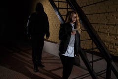 Οι έννοιες ληστείας εννοιών εγκλήματος ένας ληστής στόχευσαν το αιχμηρό μαχαίρι του σε μια γυναίκα για να ληστεψουν τα πολύτιμα π στοκ φωτογραφίες με δικαίωμα ελεύθερης χρήσης Οι έννοιες ληστείας εννοιών εγκλήματος ένας ληστής στόχευσαν το αιχμηρό μαχαίρι του σε μια γυναίκα για να ληστεψουν τα πολύτιμα π στοκ φωτογραφίες με δικαίωμα ελεύθερης χρήσης
