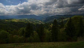 Οι αλπικές κορυφογραμμές των Καρπάθιων βουνών περιβάλλονται από τα αιώνας-παλαιά δάση στο υπόβαθρο του μπλε ουρανού με το λευκό στοκ φωτογραφία με δικαίωμα ελεύθερης χρήσης Οι αλπικές κορυφογραμμές των Καρπάθιων βουνών περιβάλλονται από τα αιώνας-παλαιά δάση στο υπόβαθρο του μπλε ουρανού με το λευκό στοκ φωτογραφία με δικαίωμα ελεύθερης χρήσης