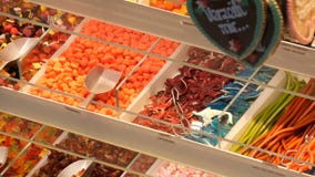 Οι ανάμεικτες ζωηρόχρωμες καραμέλες ζελατίνας στο μετρητή σε ένα κατάστημα αγοράς τροφίμων, γερμανικά ονόματα καραμελών, ζύγισμα απόθεμα βίντεο Οι ανάμεικτες ζωηρόχρωμες καραμέλες ζελατίνας στο μετρητή σε ένα κατάστημα αγοράς τροφίμων, γερμανικά ονόματα καραμελών, ζύγισμα απόθεμα βίντεο