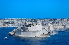 Οι αρχαίοι τοίχοι ασβεστόλιθων και οι πύργοι του οχυρού ST Angelo από ανώτερο Barrakka καλλιεργούν, Valletta, Μάλτα στοκ εικόνα Οι αρχαίοι τοίχοι ασβεστόλιθων και οι πύργοι του οχυρού ST Angelo από ανώτερο Barrakka καλλιεργούν, Valletta, Μάλτα στοκ εικόνα