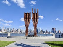 Οι αρχικές ακτίνες του World Trade Center ταχυδρομούν το μνημείο 911 στο Νιου Τζέρσεϋ στοκ εικόνα με δικαίωμα ελεύθερης χρήσης Οι αρχικές ακτίνες του World Trade Center ταχυδρομούν το μνημείο 911 στο Νιου Τζέρσεϋ στοκ εικόνα με δικαίωμα ελεύθερης χρήσης
