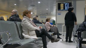 Οι ασθενείς περιμένουν στη σειρά στη αίθουσα αναμονής νοσοκομείων για το γιατρό Οι ασθενείς περιμένουν στη σειρά στη αίθουσα αναμονής νοσοκομείων για το γιατρό