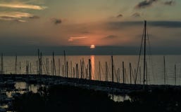 Οι βάρκες στη σκιά και ένα ειρηνικό ηλιοβασίλεμα στην Τεργέστη στοκ φωτογραφία με δικαίωμα ελεύθερης χρήσης Οι βάρκες στη σκιά και ένα ειρηνικό ηλιοβασίλεμα στην Τεργέστη στοκ φωτογραφία με δικαίωμα ελεύθερης χρήσης