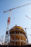 Οι γερανοί κατασκευής χτίζουν τα σπίτια σε μια μεγάλη πόλη νύχτα Κώνος της Βαρσοβίας Βαρσοβία Πόλη Πολωνία στοκ εικόνα με δικαίωμα ελεύθερης χρήσης Οι γερανοί κατασκευής χτίζουν τα σπίτια σε μια μεγάλη πόλη νύχτα Κώνος της Βαρσοβίας Βαρσοβία Πόλη Πολωνία στοκ εικόνα με δικαίωμα ελεύθερης χρήσης