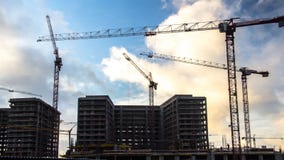 Οι γερανοί που λειτουργούν στην κατασκευή της κατοικήσιμης περιοχής στο former industrial χωρίζουν το χρονικό σφάλμα σε ζώνες απόθεμα βίντεο Οι γερανοί που λειτουργούν στην κατασκευή της κατοικήσιμης περιοχής στο former industrial χωρίζουν το χρονικό σφάλμα σε ζώνες απόθεμα βίντεο