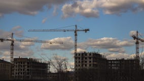 Οι γερανοί που λειτουργούν στην κατασκευή της κατοικήσιμης περιοχής στο former industrial χωρίζουν το χρονικό σφάλμα σε ζώνες φιλμ μικρού μήκους Οι γερανοί που λειτουργούν στην κατασκευή της κατοικήσιμης περιοχής στο former industrial χωρίζουν το χρονικό σφάλμα σε ζώνες φιλμ μικρού μήκους