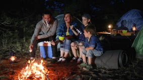 Οι γονείς με τα childs ψήνουν marshmallow στην πυρά προσκόπων δασόβιο, ευτυχές marshmallow οικογενειακών τηγανητών στην πυρκαγιά Οι γονείς με τα childs ψήνουν marshmallow στην πυρά προσκόπων δασόβιο, ευτυχές marshmallow οικογενειακών τηγανητών στην πυρκαγιά