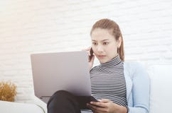 Οι γυναίκες απασχολούνται και έχουν στην πίεση στοκ φωτογραφία με δικαίωμα ελεύθερης χρήσης Οι γυναίκες απασχολούνται και έχουν στην πίεση στοκ φωτογραφία με δικαίωμα ελεύθερης χρήσης