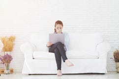 Οι γυναίκες απασχολούνται και έχουν στην πίεση στοκ φωτογραφίες με δικαίωμα ελεύθερης χρήσης Οι γυναίκες απασχολούνται και έχουν στην πίεση στοκ φωτογραφίες με δικαίωμα ελεύθερης χρήσης