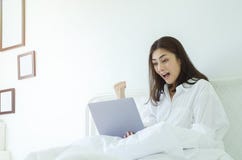 Οι γυναίκες εργάζονται και ευτυχής στοκ φωτογραφίες με δικαίωμα ελεύθερης χρήσης Οι γυναίκες εργάζονται και ευτυχής στοκ φωτογραφίες με δικαίωμα ελεύθερης χρήσης