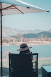 Οι γυναίκες στηρίζονται στην καρέκλα προκυμαιών στοκ εικόνα με δικαίωμα ελεύθερης χρήσης Οι γυναίκες στηρίζονται στην καρέκλα προκυμαιών στοκ εικόνα με δικαίωμα ελεύθερης χρήσης