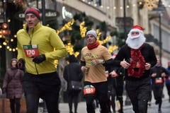 Οι δρομείς στα παραδοσιακά Χριστούγεννα Vilnius συναγωνίζονται στοκ φωτογραφία με δικαίωμα ελεύθερης χρήσης Οι δρομείς στα παραδοσιακά Χριστούγεννα Vilnius συναγωνίζονται στοκ φωτογραφία με δικαίωμα ελεύθερης χρήσης