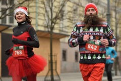 Οι δρομείς στα παραδοσιακά Χριστούγεννα Vilnius συναγωνίζονται στοκ φωτογραφία με δικαίωμα ελεύθερης χρήσης Οι δρομείς στα παραδοσιακά Χριστούγεννα Vilnius συναγωνίζονται στοκ φωτογραφία με δικαίωμα ελεύθερης χρήσης