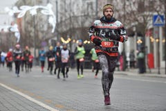 Οι δρομείς στα παραδοσιακά Χριστούγεννα Vilnius συναγωνίζονται στοκ εικόνα Οι δρομείς στα παραδοσιακά Χριστούγεννα Vilnius συναγωνίζονται στοκ εικόνα