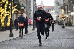 Οι δρομείς στα παραδοσιακά Χριστούγεννα Vilnius συναγωνίζονται στοκ εικόνα με δικαίωμα ελεύθερης χρήσης Οι δρομείς στα παραδοσιακά Χριστούγεννα Vilnius συναγωνίζονται στοκ εικόνα με δικαίωμα ελεύθερης χρήσης