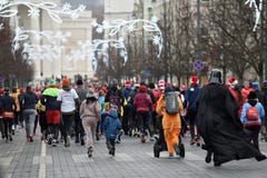Οι δρομείς στα παραδοσιακά Χριστούγεννα Vilnius συναγωνίζονται στοκ εικόνα Οι δρομείς στα παραδοσιακά Χριστούγεννα Vilnius συναγωνίζονται στοκ εικόνα