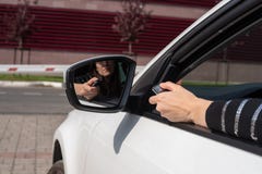 Οι δυσλειτουργίες με το αυτόματο σύστημα ενός εμποδίου, το θηλυκό χέρι με την επιτροπή ανοίγουν την πύλη από το αυτοκίνητο στοκ εικόνες με δικαίωμα ελεύθερης χρήσης Οι δυσλειτουργίες με το αυτόματο σύστημα ενός εμποδίου, το θηλυκό χέρι με την επιτροπή ανοίγουν την πύλη από το αυτοκίνητο στοκ εικόνες με δικαίωμα ελεύθερης χρήσης