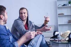 Οι ελκυστικοί νέοι τύποι απολαμβάνουν το ποτό οινοπνεύματος στοκ εικόνες Οι ελκυστικοί νέοι τύποι απολαμβάνουν το ποτό οινοπνεύματος στοκ εικόνες