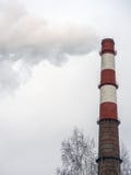 Οι εγκαταστάσεις εκπέμπουν τους ρύπους στην ατμόσφαιρα στοκ εικόνες με δικαίωμα ελεύθερης χρήσης Οι εγκαταστάσεις εκπέμπουν τους ρύπους στην ατμόσφαιρα στοκ εικόνες με δικαίωμα ελεύθερης χρήσης