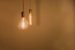 Οι εκλεκτής ποιότητας λάμπες φωτός φωτίζουν το δωμάτιο στοκ φωτογραφία Οι εκλεκτής ποιότητας λάμπες φωτός φωτίζουν το δωμάτιο στοκ φωτογραφία