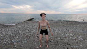 Οι ελκυστικές αθλητικές γυναίκες σε activewear κάνουν την άσκηση στην ακτή r E φιλμ μικρού μήκους Οι ελκυστικές αθλητικές γυναίκες σε activewear κάνουν την άσκηση στην ακτή r E φιλμ μικρού μήκους