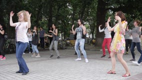 Οι ενεργοί χοροί εύθυμοι των ανδρών και των γυναικών στο αστικό plaza, άνθρωποι απολαμβάνουν στην οδό, απόθεμα βίντεο Οι ενεργοί χοροί εύθυμοι των ανδρών και των γυναικών στο αστικό plaza, άνθρωποι απολαμβάνουν στην οδό, απόθεμα βίντεο