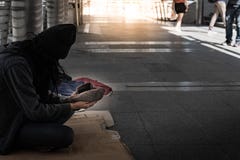Οι επαίτες χρειάζονται τη βοήθεια για να στηρίξουν τη ζωή στοκ εικόνες Οι επαίτες χρειάζονται τη βοήθεια για να στηρίξουν τη ζωή στοκ εικόνες