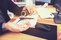 Οι επιχειρηματίες αφορούν τον πίνακα και χρειάζεται την ιατρική καρδιών στοκ φωτογραφίες με δικαίωμα ελεύθερης χρήσης Οι επιχειρηματίες αφορούν τον πίνακα και χρειάζεται την ιατρική καρδιών στοκ φωτογραφίες με δικαίωμα ελεύθερης χρήσης