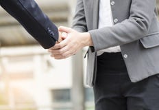 Οι επιχειρηματίες και οι γυναίκες συμφωνούν να κάνουν επιχειρήσεις μαζί, έννοια εμπιστοσύνης Στοκ Εικόνες Οι επιχειρηματίες και οι γυναίκες συμφωνούν να κάνουν επιχειρήσεις μαζί, έννοια εμπιστοσύνης Στοκ Εικόνες
