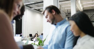 Οι επιχειρηματίες ομαδοποιούν τα έγγραφα εκθέσεων ανάγνωσης ενώ συνεδρίαση του 'brainstorming', businesspeople ομάδα που συζητά τ απόθεμα βίντεο Οι επιχειρηματίες ομαδοποιούν τα έγγραφα εκθέσεων ανάγνωσης ενώ συνεδρίαση του 'brainstorming', businesspeople ομάδα που συζητά τ απόθεμα βίντεο