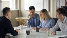 Οι εργαζόμενοι γραφείων συναντιούνται κατά τη διάρκεια του διαλείμματος για να συζητήσουν τις λεπτομέρειες εργασίας φιλμ μικρού μήκους Οι εργαζόμενοι γραφείων συναντιούνται κατά τη διάρκεια του διαλείμματος για να συζητήσουν τις λεπτομέρειες εργασίας φιλμ μικρού μήκους