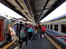 Οι εργαζόμενοι και η κοινότητα έχουν αρχίσει τις δραστηριότητές τους στοκ εικόνες Οι εργαζόμενοι και η κοινότητα έχουν αρχίσει τις δραστηριότητές τους στοκ εικόνες
