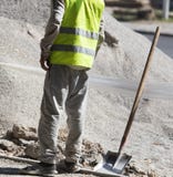 Οι εργαζόμενοι μεταγλωττίζουν την οδικά άμμο και το αμμοχάλικο στοκ εικόνα με δικαίωμα ελεύθερης χρήσης Οι εργαζόμενοι μεταγλωττίζουν την οδικά άμμο και το αμμοχάλικο στοκ εικόνα με δικαίωμα ελεύθερης χρήσης