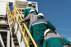 Οι εργαζόμενοι πηγαίνουν στη πλατφόρμα άντλησης πετρελαίου στοκ φωτογραφίες με δικαίωμα ελεύθερης χρήσης Οι εργαζόμενοι πηγαίνουν στη πλατφόρμα άντλησης πετρελαίου στοκ φωτογραφίες με δικαίωμα ελεύθερης χρήσης