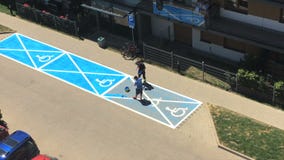 Οι εργαζόμενοι χρωματίζουν το άκυρο σημάδι στη θέση στάθμευσης Τοπ όψη απόθεμα βίντεο Οι εργαζόμενοι χρωματίζουν το άκυρο σημάδι στη θέση στάθμευσης Τοπ όψη απόθεμα βίντεο