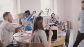 Οι ευτυχείς συγκινημένοι multiethnic εργαζόμενοι γραφείων γιορτάζουν την επιτυχία μαζί με το αρχηγό ομάδας σύγχρονα σε αργή κίνησ απόθεμα βίντεο Οι ευτυχείς συγκινημένοι multiethnic εργαζόμενοι γραφείων γιορτάζουν την επιτυχία μαζί με το αρχηγό ομάδας σύγχρονα σε αργή κίνησ απόθεμα βίντεο